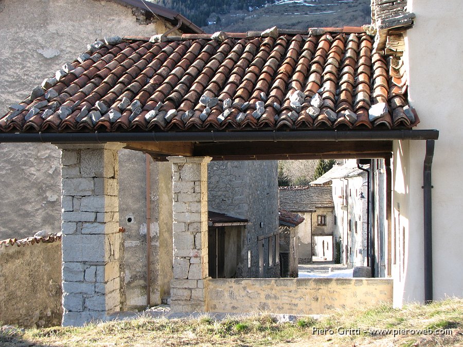 63 Dal porticato della chiesetta.jpg